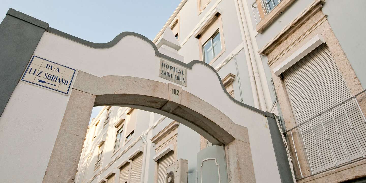 Hospital de Saint Louis transferiu as cirurgias do histórico edifício do Bairro Alto (na foto) para uma clínica