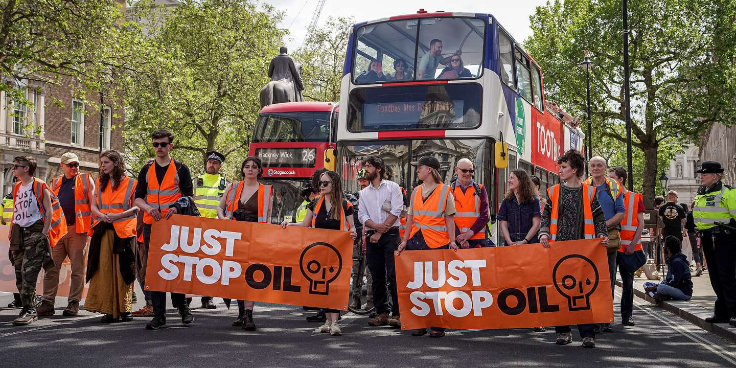 Ativistas climáticas em manifestação em Londres, na zona de Whitehall, morada do centro administrativo do Reino Unido