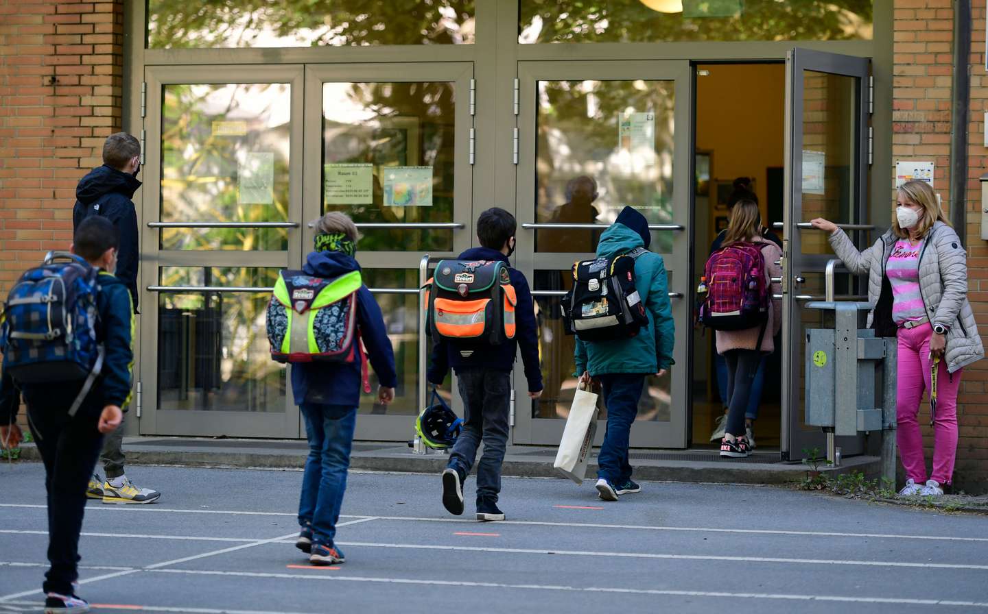 TOPSHOT-GERMANY-HEALTH-VIRUS-SCHOOL