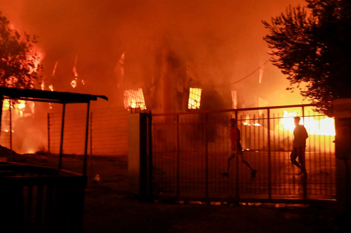 TOPSHOT-GREECE-MIGRANTS-EUROPE-CAMP-FIRE