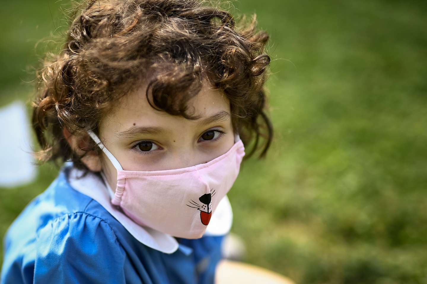 A pupil wearing a mask looks on during the 'Noi ci siamo'