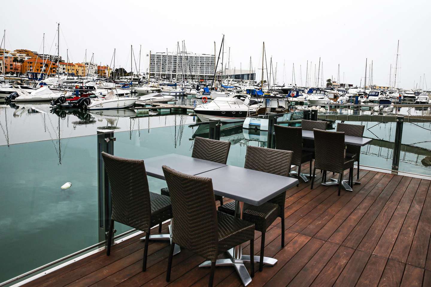 Marina de Vilamoura completamente vazia depois do Presidente da República, Marcelo Rebelo de Sousa, ter declarado ontem o estado de emergência devido á pandemia de Covid-19, Vilamoura, 19 de março de 2020. A Direção-Geral da Saúde (DGS) elevou hoje o número de casos confirmados de infeção para 785, mais 143 do que na quarta-feira. O número de mortos no país subiu para três. LUÍS FORRA/LUSA
