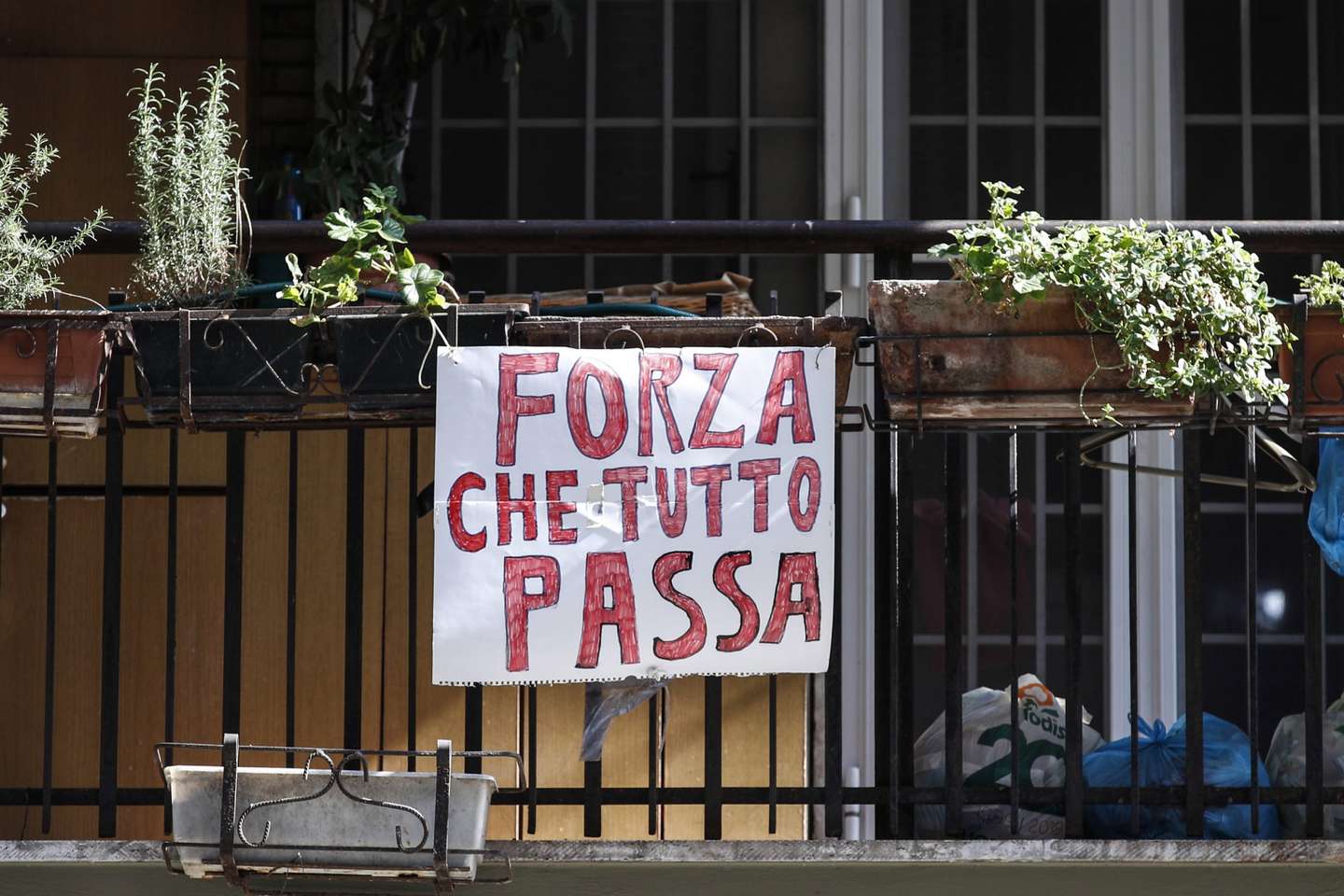 epa08335203 A banner reading 'yay that everything passes' is on display during the national lockdown in Rome, Italy, 31 March 2020, due to the Covid-19 disease caused by the SARS-CoV-2 coronavirus pandemic.  EPA/GIUSEPPE LAMI