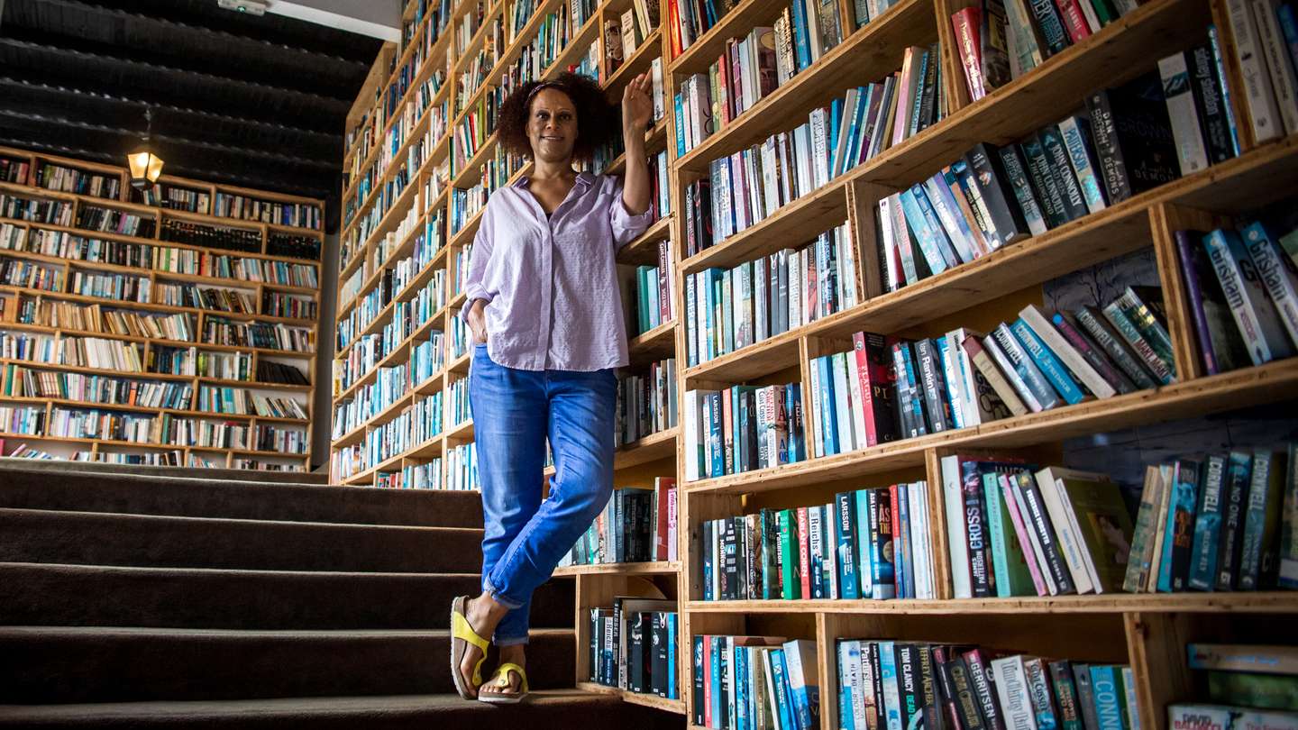 Entrevista à escritora britânica, Bernardine Evaristo, que publicou recentemente um novo romance "Mr. Loverman", vista por críticos como a obra-prima de Bernardine. 15 de Outubro de 2022 Festival FÓLIO, Óbidos TOMÁS SILVA/OBSERVADOR
