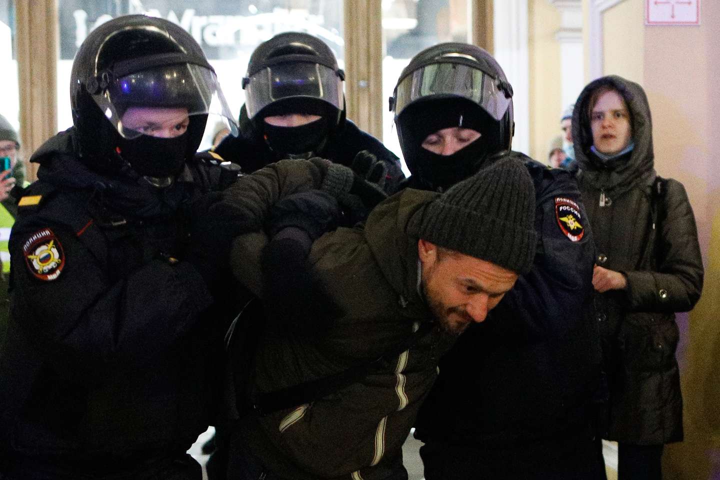 Manifestantes contra a invasão russa da Ucrânia são detidos pela polícia da Rússia, em São Petersburgo