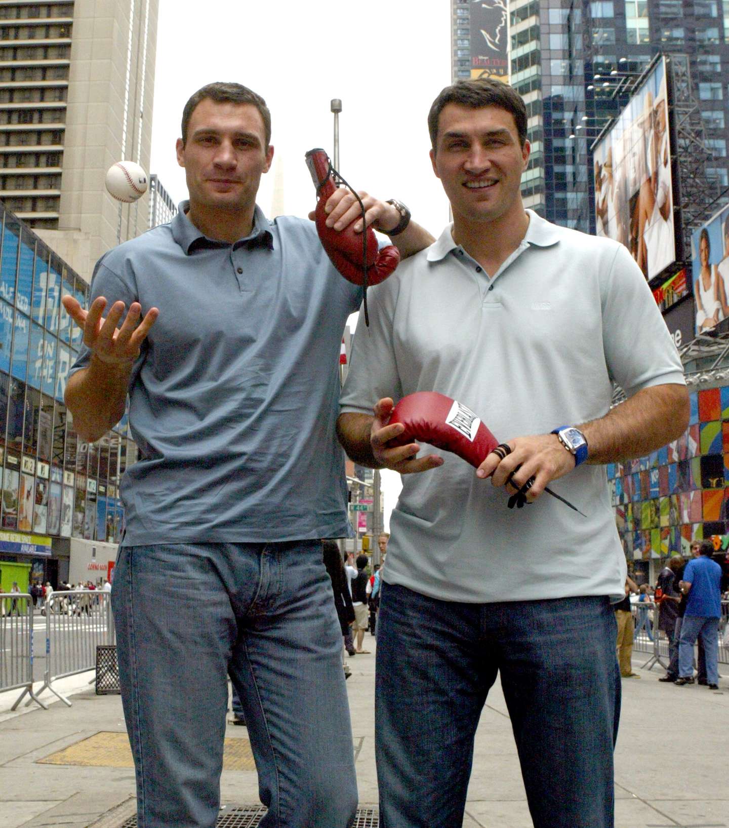 O mayor de Kiev, Vitali Klitschko, ex-campeão mundial de peso-pesado de boxe, e o irmão, Wladimir Klitschko , também ele ex-campeão de peso-pesado