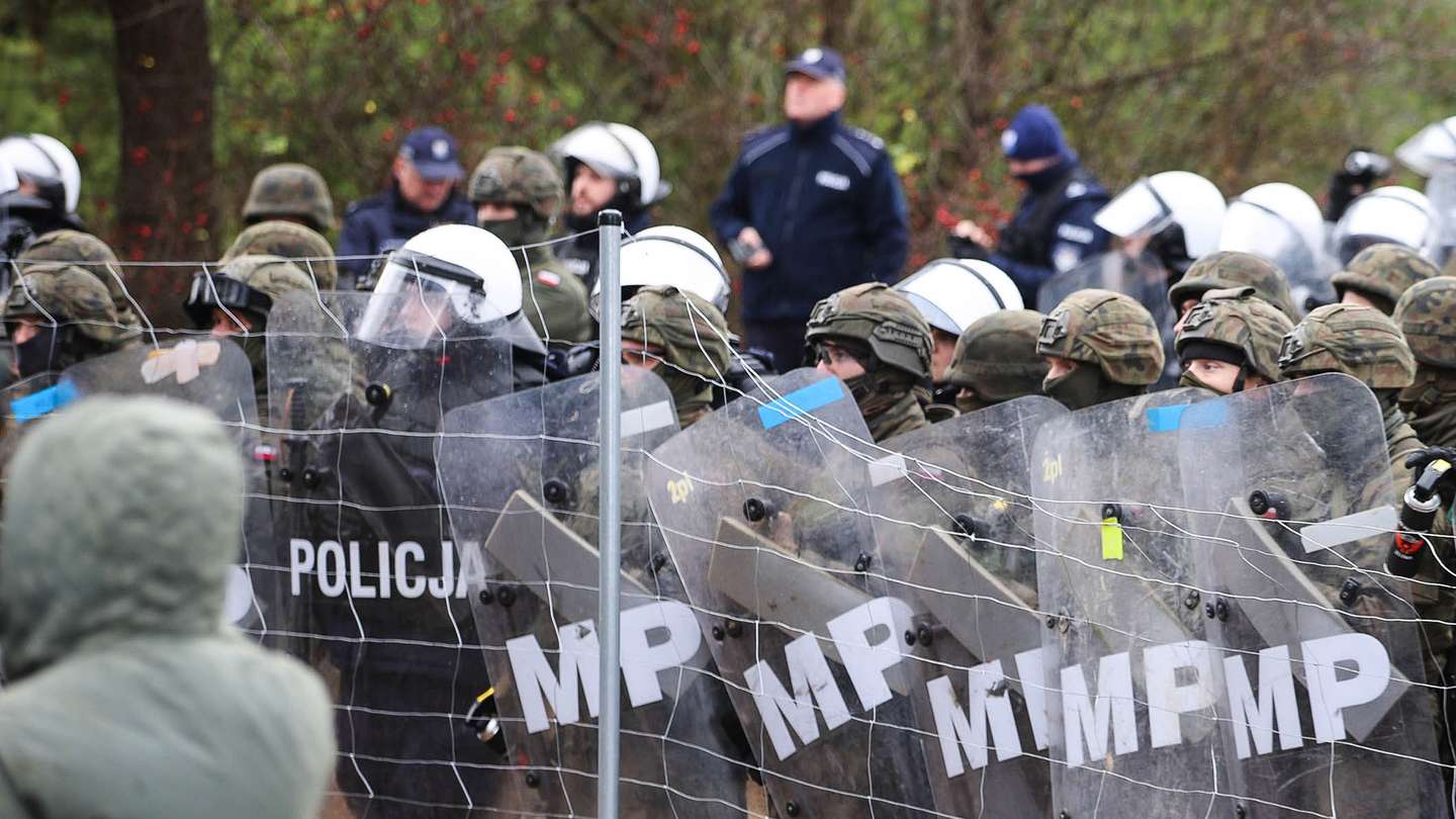 Migrantes encaminhados na fronteira Bielorrússia com a Polónia