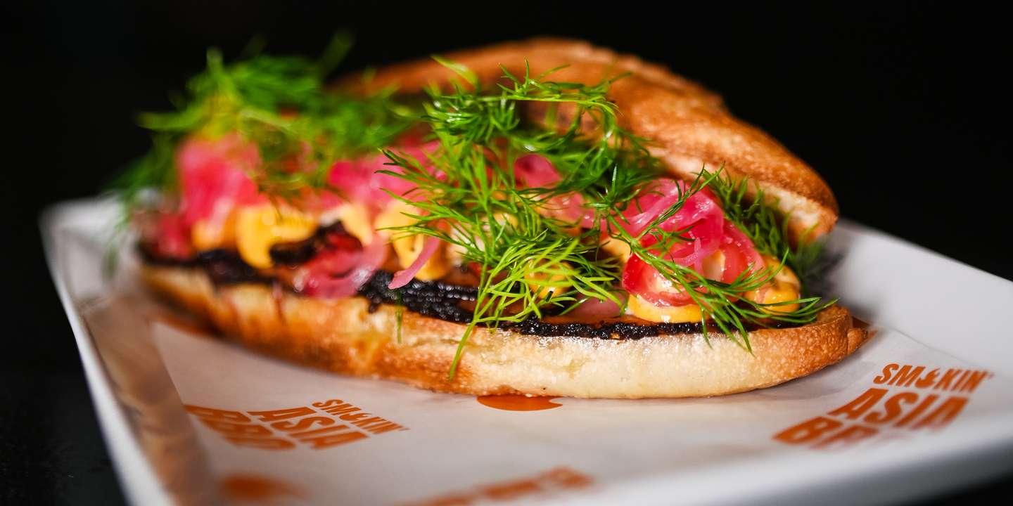 O Smokin Asia BBQ abriu no Mercado da Ribeira com um menu de quatro sandes