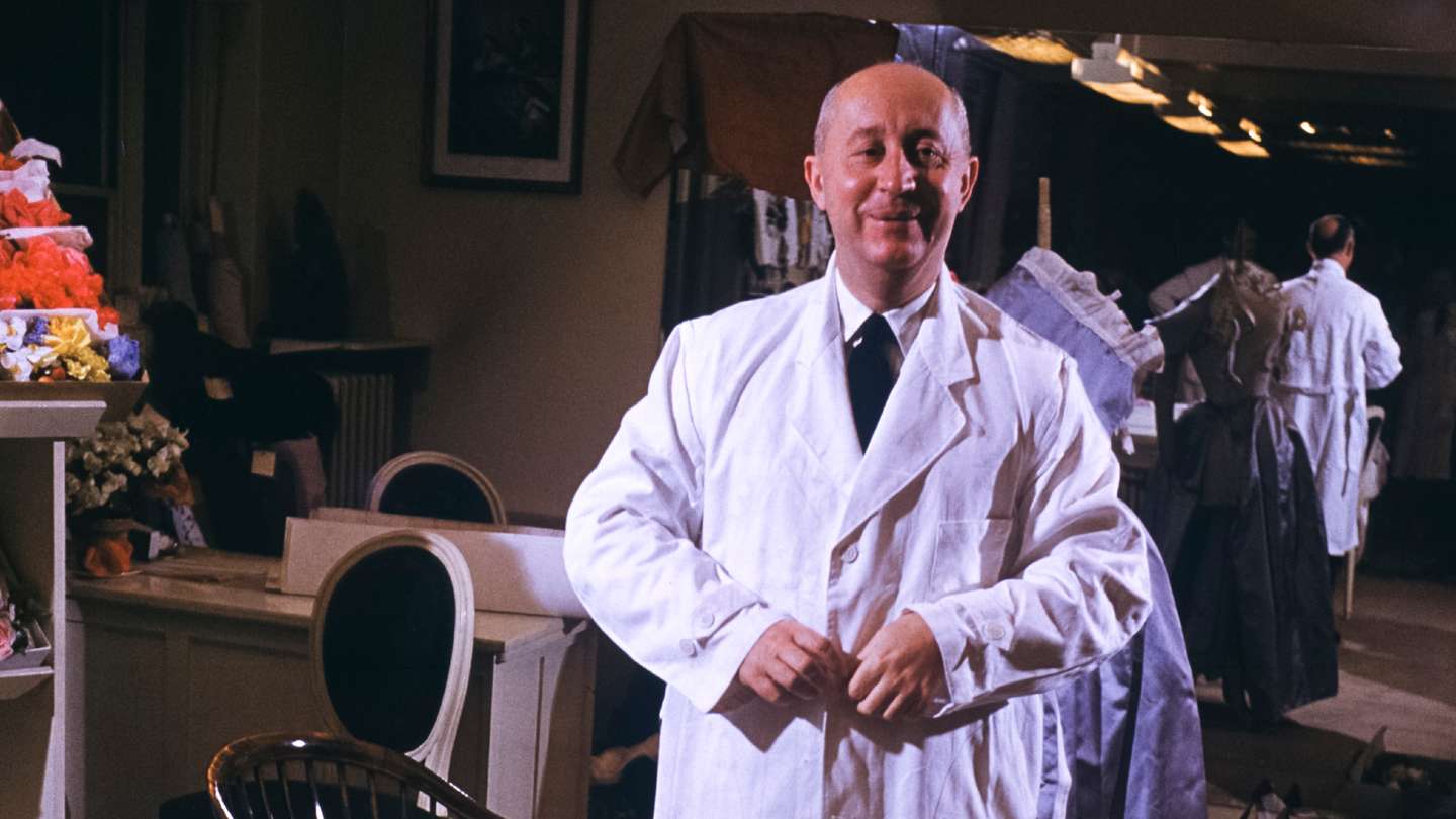 Christian Dior dans son atelier de couture à Paris