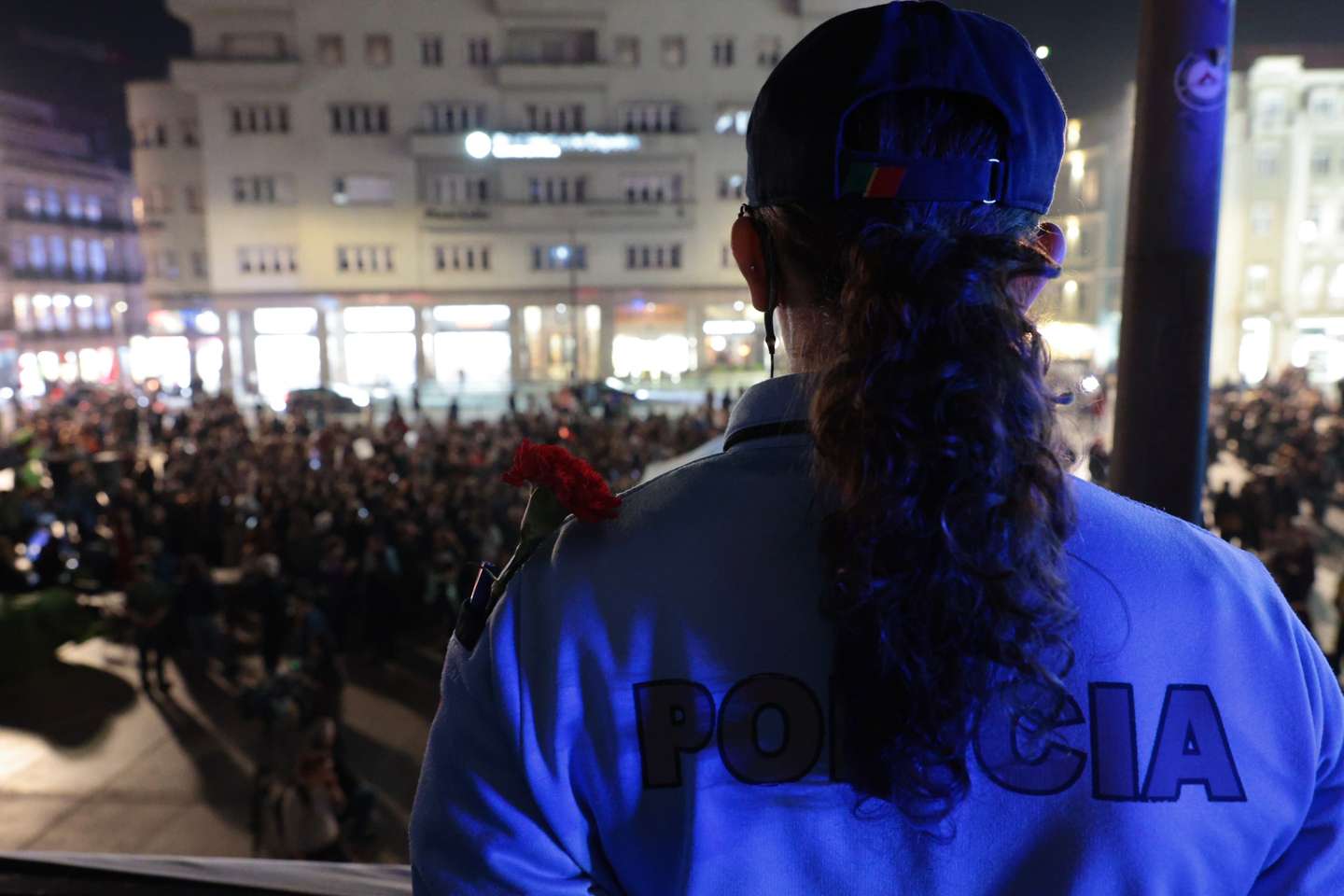 Subcomissária Eduarda Fã, da PSP, acompanha os protestos pela habitação na Praça D. João I.