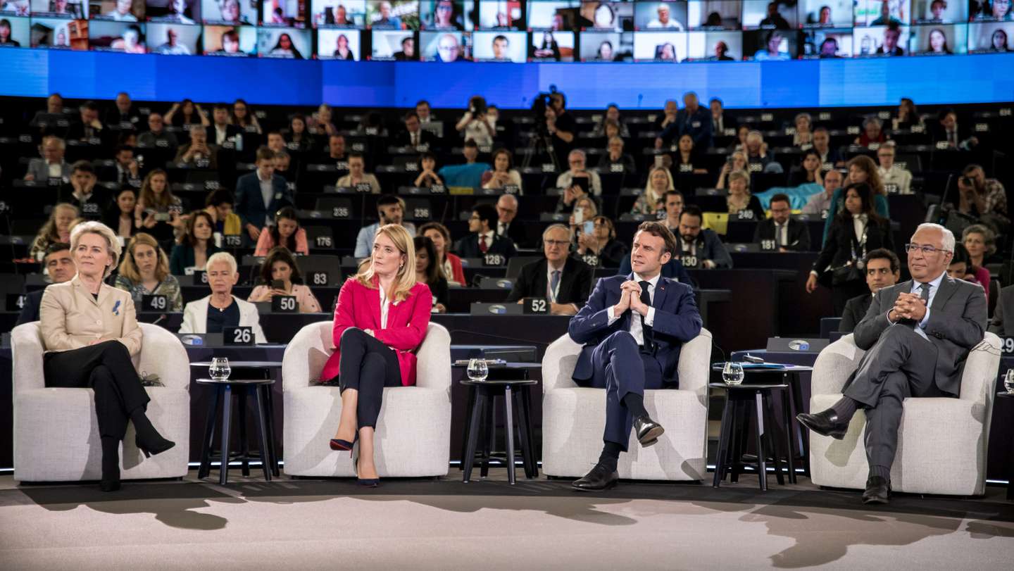 Encerramento da COFOE (Conferência sobre o Futuro da Europa/Conference on the Future of Europe) em Estrasburgo, no edifício do Parlamento Europeu: Para além dos vários cidadãos de toda a Europa que mais uma vez se juntaram, também António Costa, Primeiro Ministro de Portugal, marcou a sua presença no encerramento da COFOE, assim como Emmanuel Macron, Presidente de França; Ursula van der Leyen, Presidente da Comissão Europeia; Roberta Metsola, Presidente do Parlamento Europeu; e Guy Verhofstadt, membro do Parlamento Europeu, antigo primeiro-ministro da Bélgica e co-Presidente da COFOE. 9 de Maio de 2022 Estrasburgo, França TOMÁS SILVA/OBSERVADOR