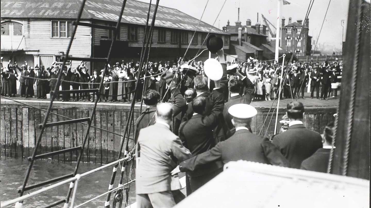 Partida do Endurance da docas em Londres, a 1 de agosto de 1914