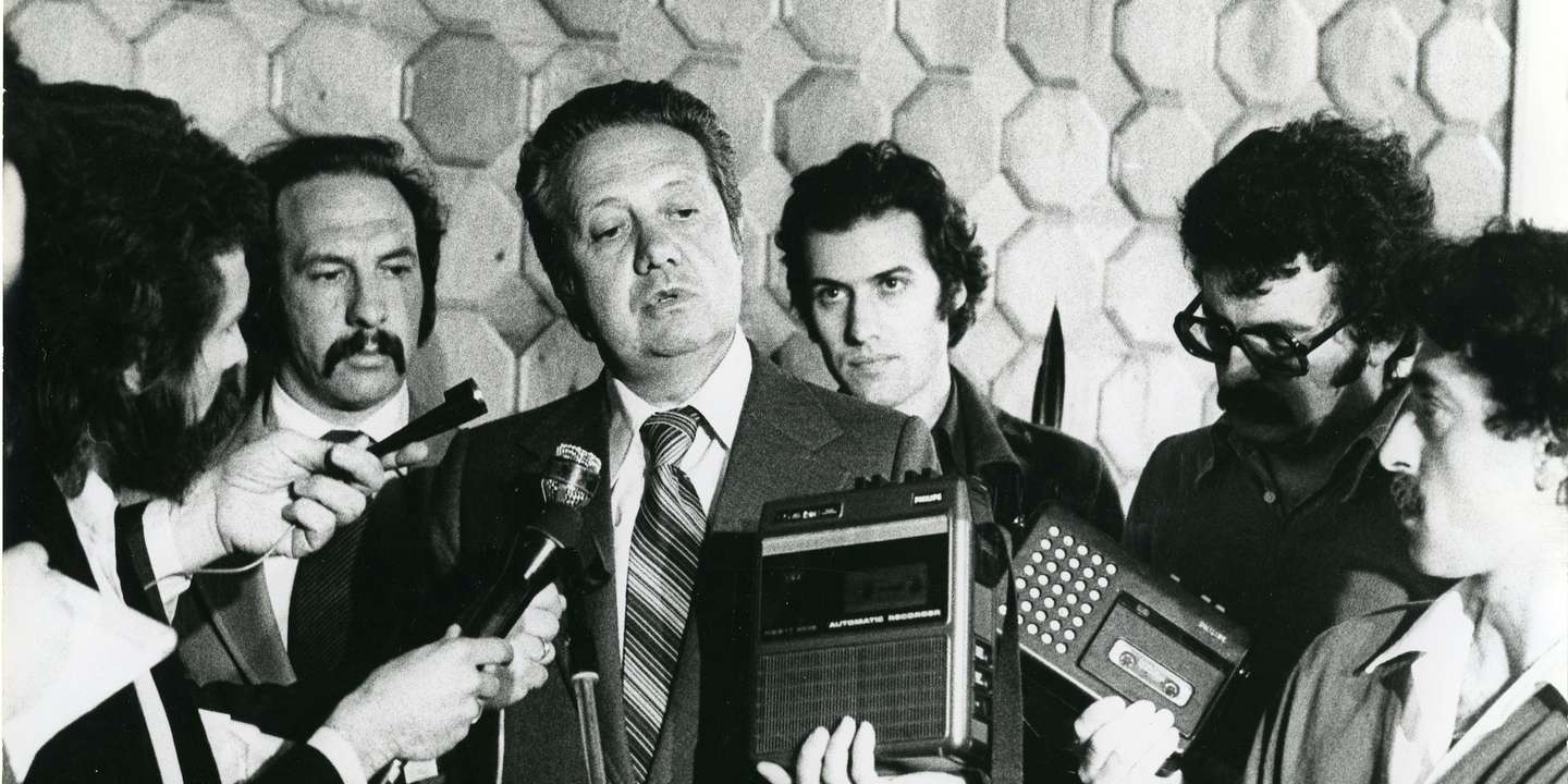 Rui Mateus, à direita de Mário Soares, a 18 de maio de 1978: o ex-dirigente do Partido Socialista escreveu o livro "Contos Proibidos - Memórias de um PS desconhecido", publicado em 1996