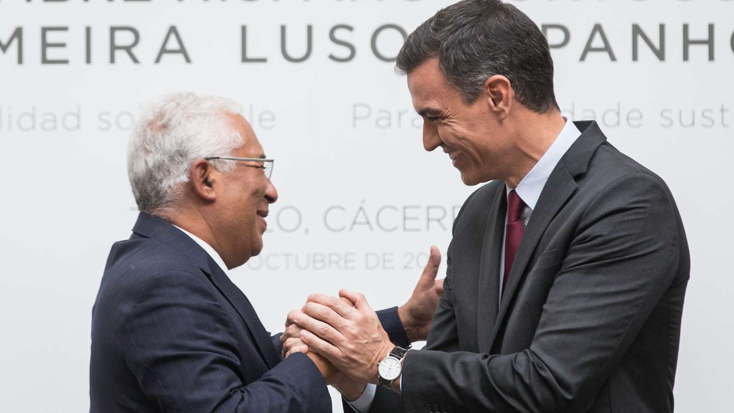 32ª Cimeira Luso-Espanhola. A Cimeira de Trujillo permitirá aprofundar as discussões mantidas com o governo de Espanha sobre a interligação entre dois processos importantes: a implementação da Estratégia Comum de Desenvolvimento Transfronteiriço e a execução dos Planos de Recuperação e Resiliência. Terá também como um dos seus pontos altos a celebração do novo Tratado de Amizade e Cooperação, a assinar pelo Primeiro-Ministro português António Costa e pelo Presidente do Governo espanhol Pedro Sanchez. Trujillo, Espanha, 28 de outubro de 2021. JOÃO PORFÍRIO/OBSERVADOR