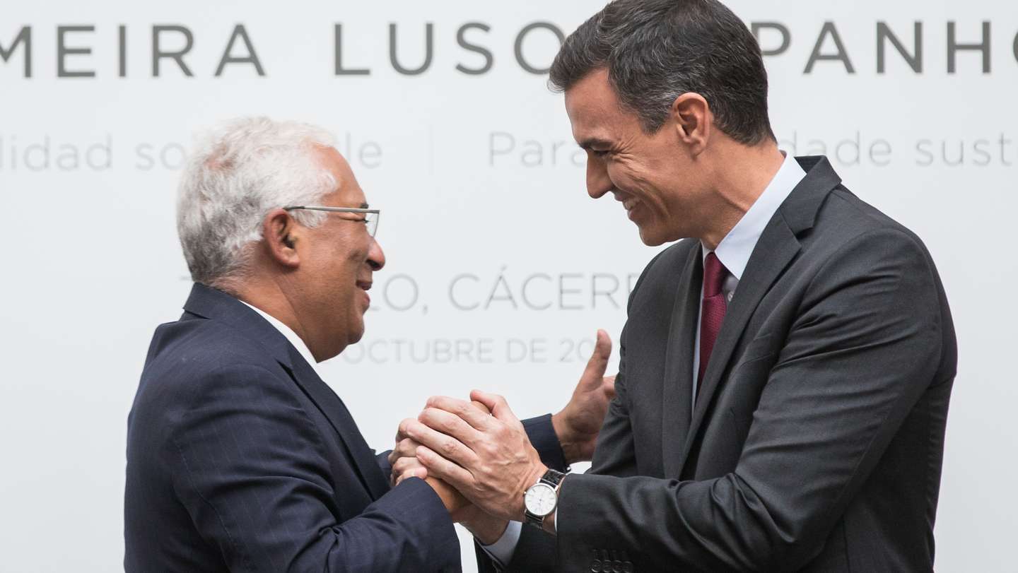 32ª Cimeira Luso-Espanhola. A Cimeira de Trujillo permitirá aprofundar as discussões mantidas com o governo de Espanha sobre a interligação entre dois processos importantes: a implementação da Estratégia Comum de Desenvolvimento Transfronteiriço e a execução dos Planos de Recuperação e Resiliência. Terá também como um dos seus pontos altos a celebração do novo Tratado de Amizade e Cooperação, a assinar pelo Primeiro-Ministro português António Costa e pelo Presidente do Governo espanhol Pedro Sanchez. Trujillo, Espanha, 28 de outubro de 2021. JOÃO PORFÍRIO/OBSERVADOR
