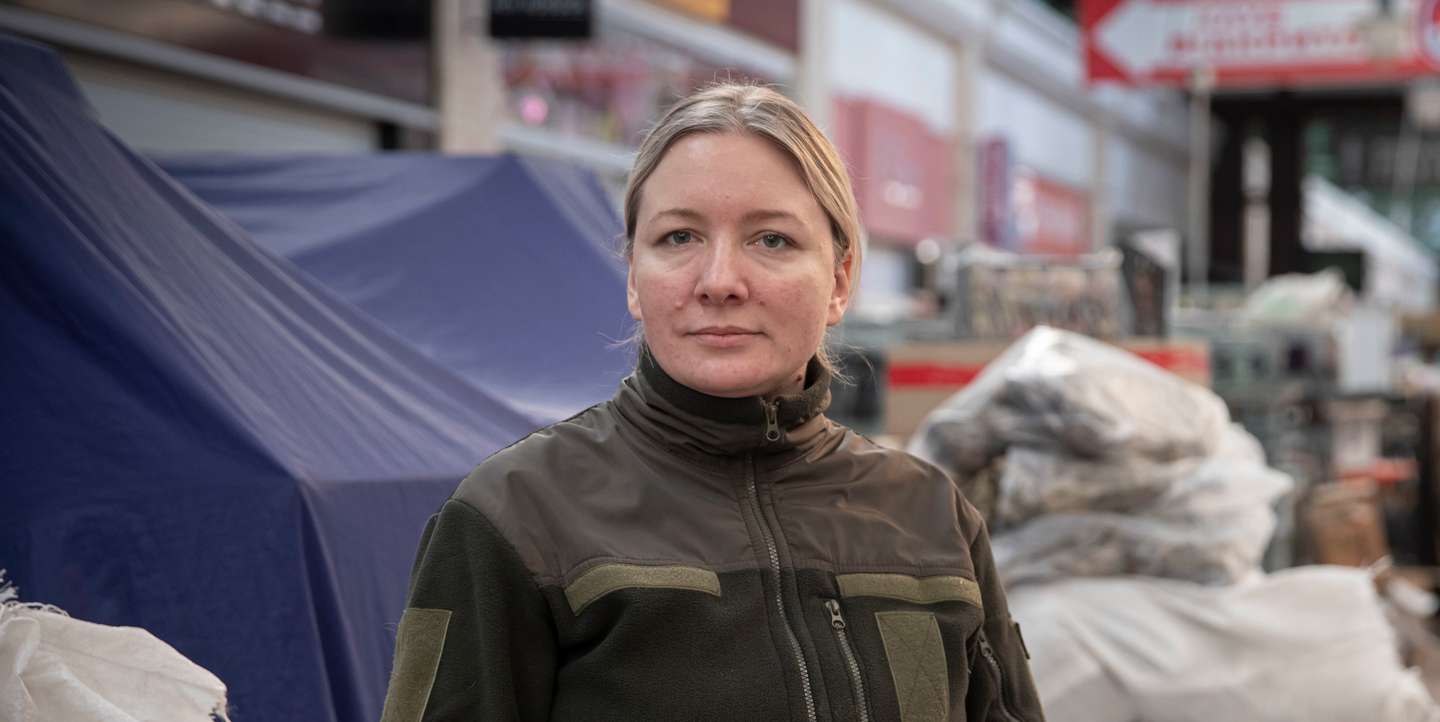 Reportagem no local onde estão a ser armazenados os bens essenciais para as tropas ucranianas como alimentação e vestuário. O local abastece todos os militares que estão a tentar defender a zona de Kiev. A Rússia, a mando do seu presidente, Vladimir Putin, invadiu a Ucrânia no passado dia 24 de fevereiro de 2022. Kiev, Ucrânia, 15 de março de 2022. JOÃO PORFÍRIO/OBSERVADOR
