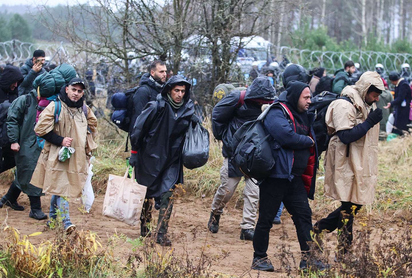 Migrantes encaminhados na fronteira Bielorrússia com a Polónia