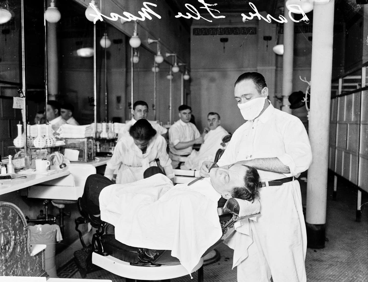 Durante a Gripe Espanhola, em 1918, foram adotadas medidas sanitárias semelhantes às de hoje, como o uso de máscara e a realização de atividades ao ar livre