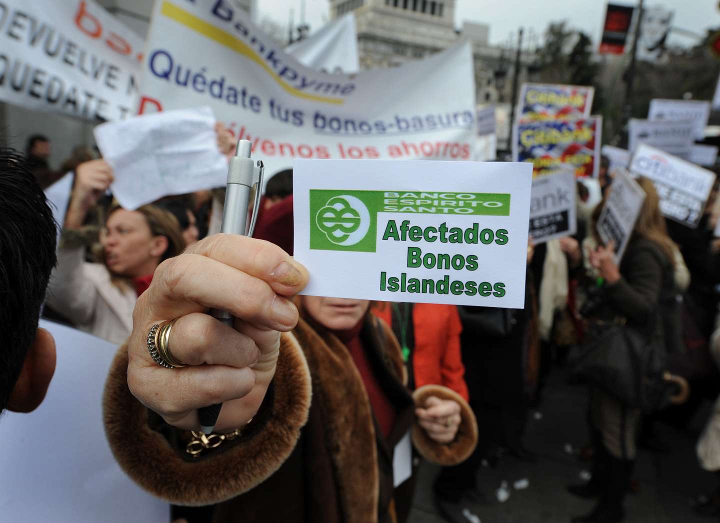 A protestor holds up a sign which reads 'Banco Espirito Sant