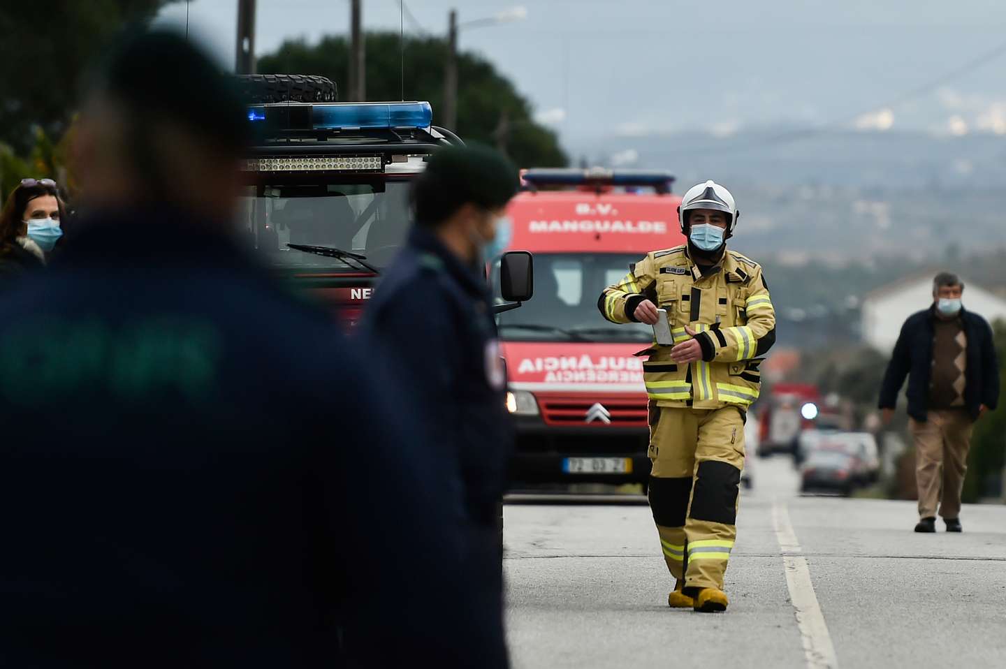 Bombeiros no local onde ocorreu um incêndio esta tarde numa casa em Vale de Madeiros, no concelho de Nelas, seguido de explosões, e que provocou vários feridos, Viseu, 16 de fevereiro de 2022. NUNO ANDRÉ FERREIRA/LUSA