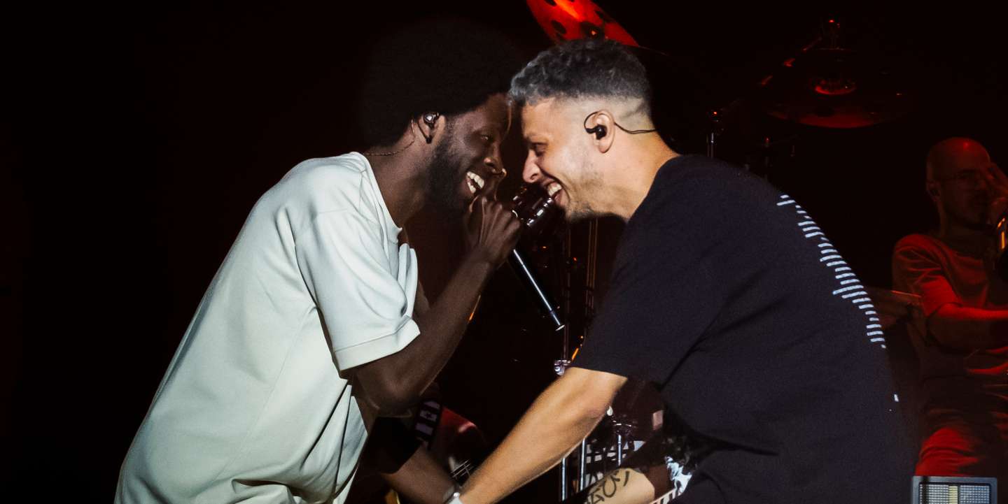 O tema "FAM", no concerto de Slow J (à direita) levou Papillon (à esquerda) de volta ao palco — irmãos de armas reunidos em apoteose máxima, numa noite conjunta de celebração