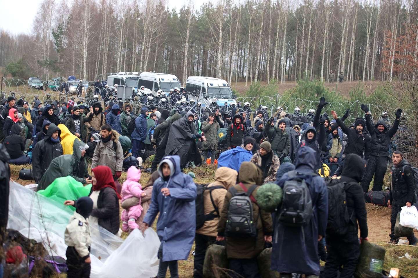Migrantes encaminhados na fronteira Bielorrússia com a Polónia