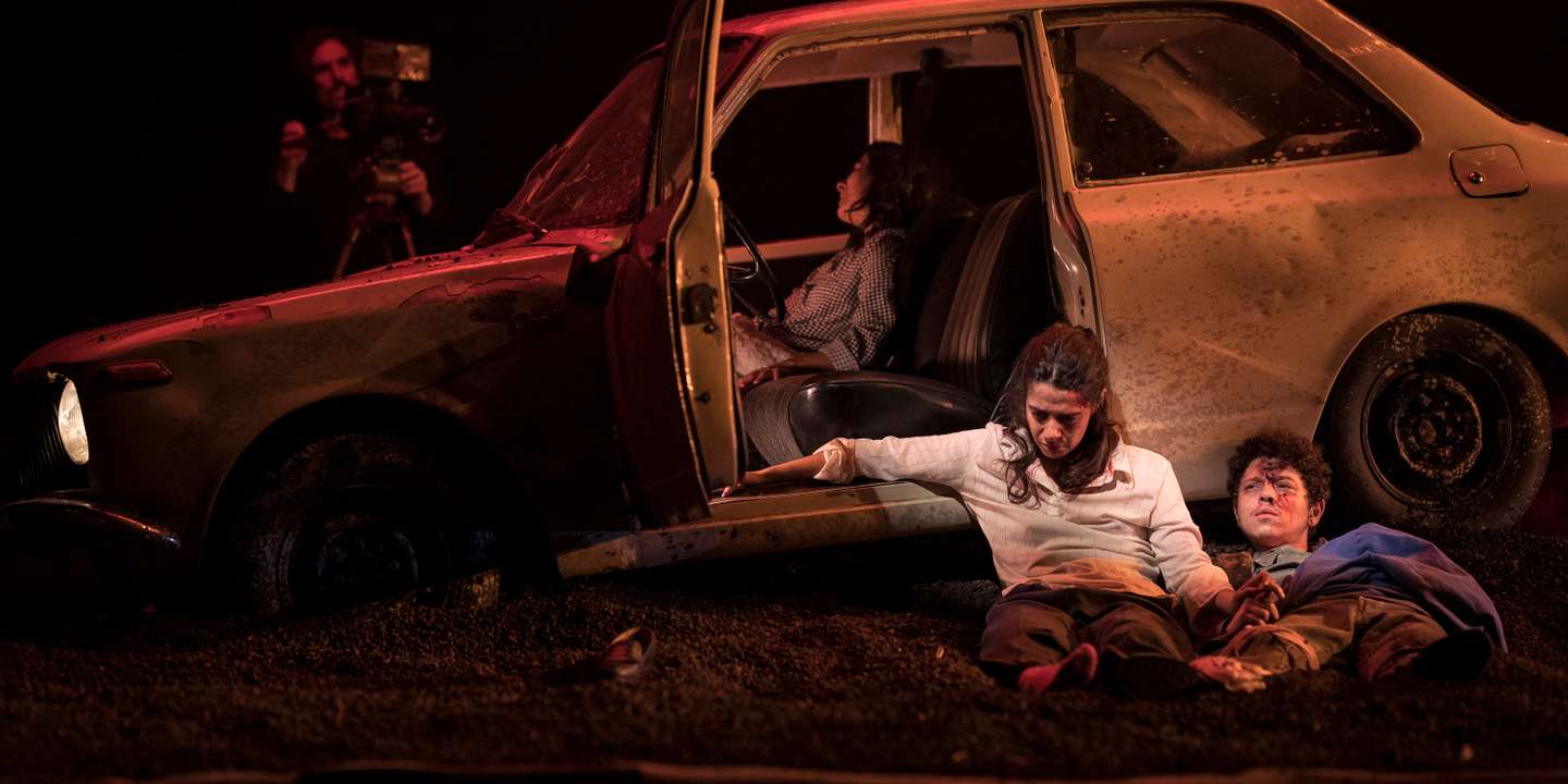 "O Salto" estreou-se no Teatro Carlos Alberto, no Porto, a 21 de setembro. Depois da passagem por Lisboa segue para o Teatro Aveirense, onde se mostra a 3 de novembro