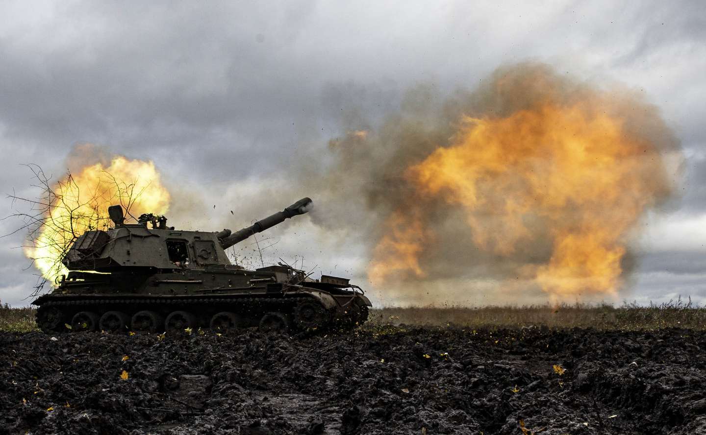 Ukrainian howitzers fire towards Russian points in Ukraine's Donetsk Oblast