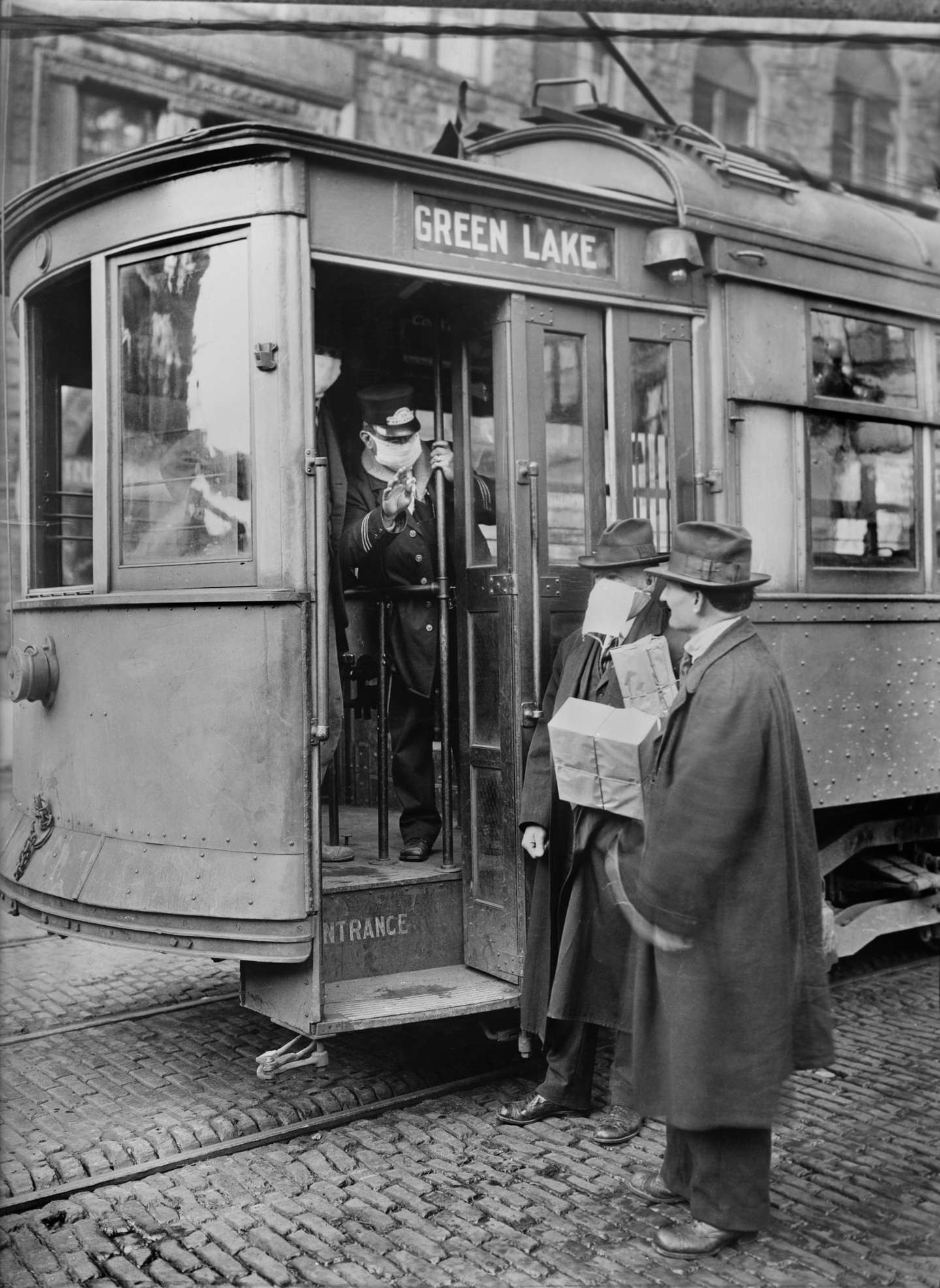 Durante a Gripe Espanhola, em 1918, foram adotadas medidas sanitárias semelhantes às de hoje, como o uso de máscara e a realização de atividades ao ar livre