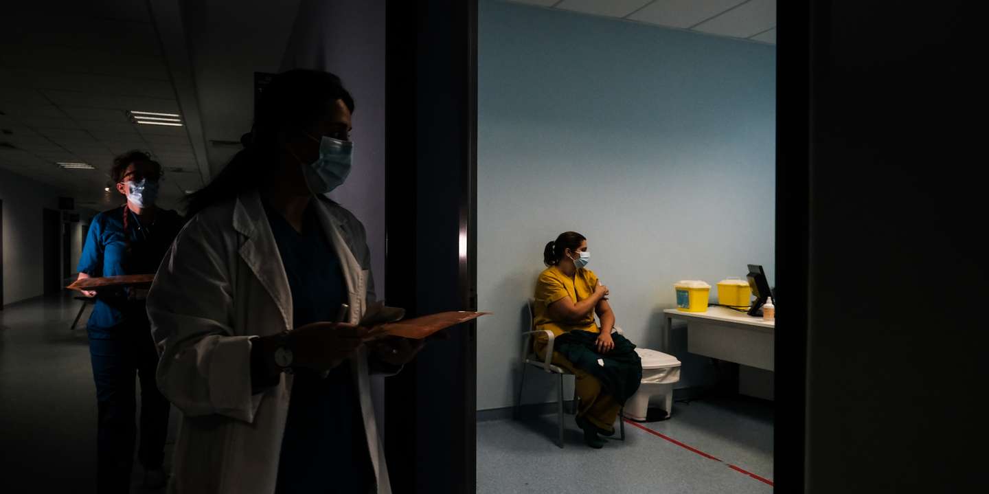 O plano de vacinação no Hospital de São João arrancou às 10h e pouco antes das 13h já tinham sido vacinados 570 profissionais de saúde dos 2125 inscritos