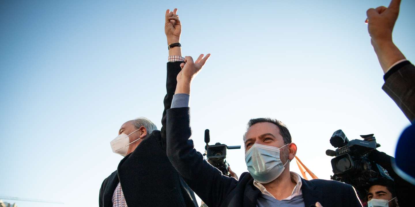 ELEIÇOES LEGISLATIVAS: Rui Rio, lider do Partido Social Democrata (PSD), durante uma arruada em Santa Maria da Feira, acompanhado de Luís Montenegro. As eleições legislativas realizam-se no próximo dia 30 de Janeiro. 22 de Janeiro de 2022, Santa Maria da Feira TOMÁS SILVA/OBSERVADOR