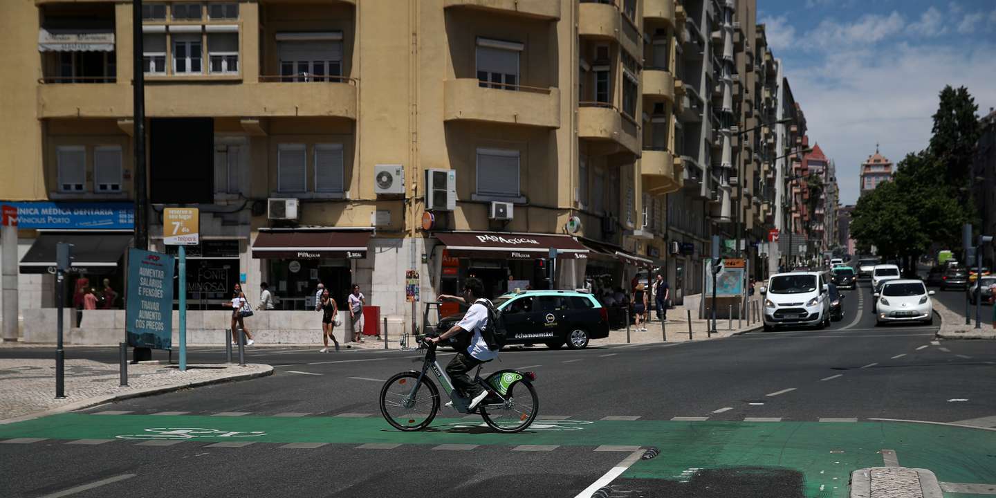 Ciclovia da Avenida Almirante Reis, onde foi colocado pavimento em substituição do que lá estava, como havia sido anunciado pelo presidente da Câmara Municipal de Lisboa, Carlos Moedas. Lisboa, 27 de Maio de 2022. FILIPE AMORIM/OBSERVADOR