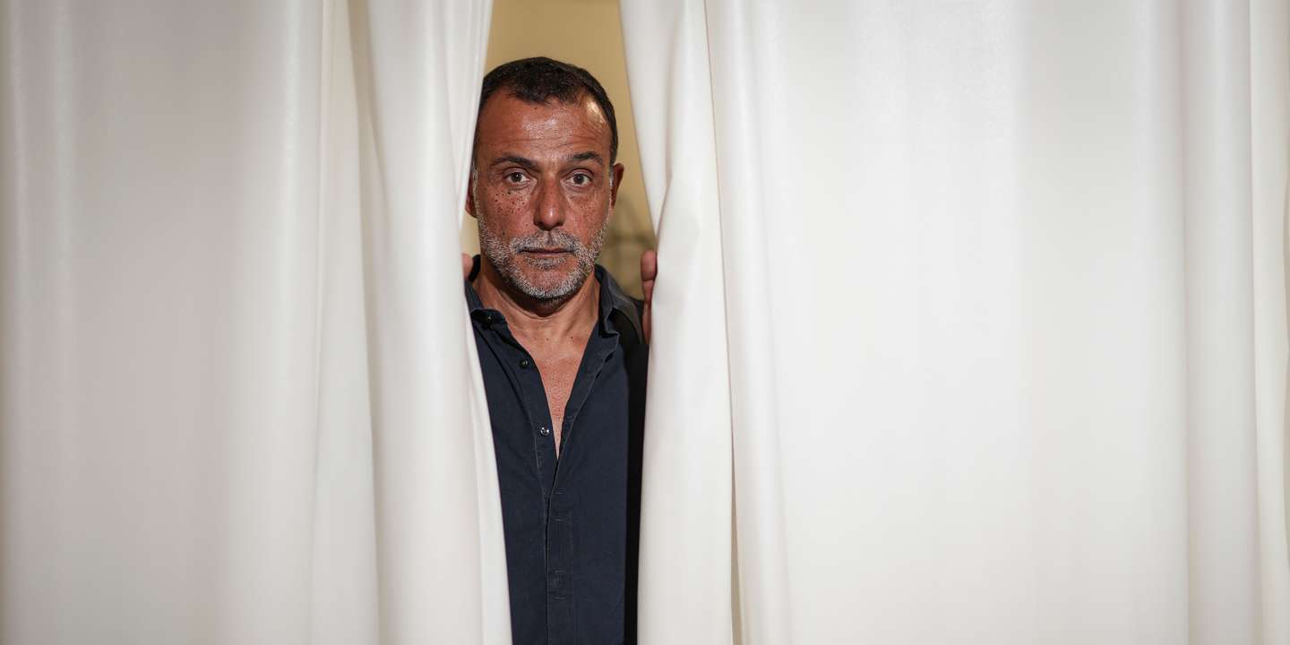 Nuno Gama, 57 anos, fotografado na sua loja na Estefânia, em Lisboa