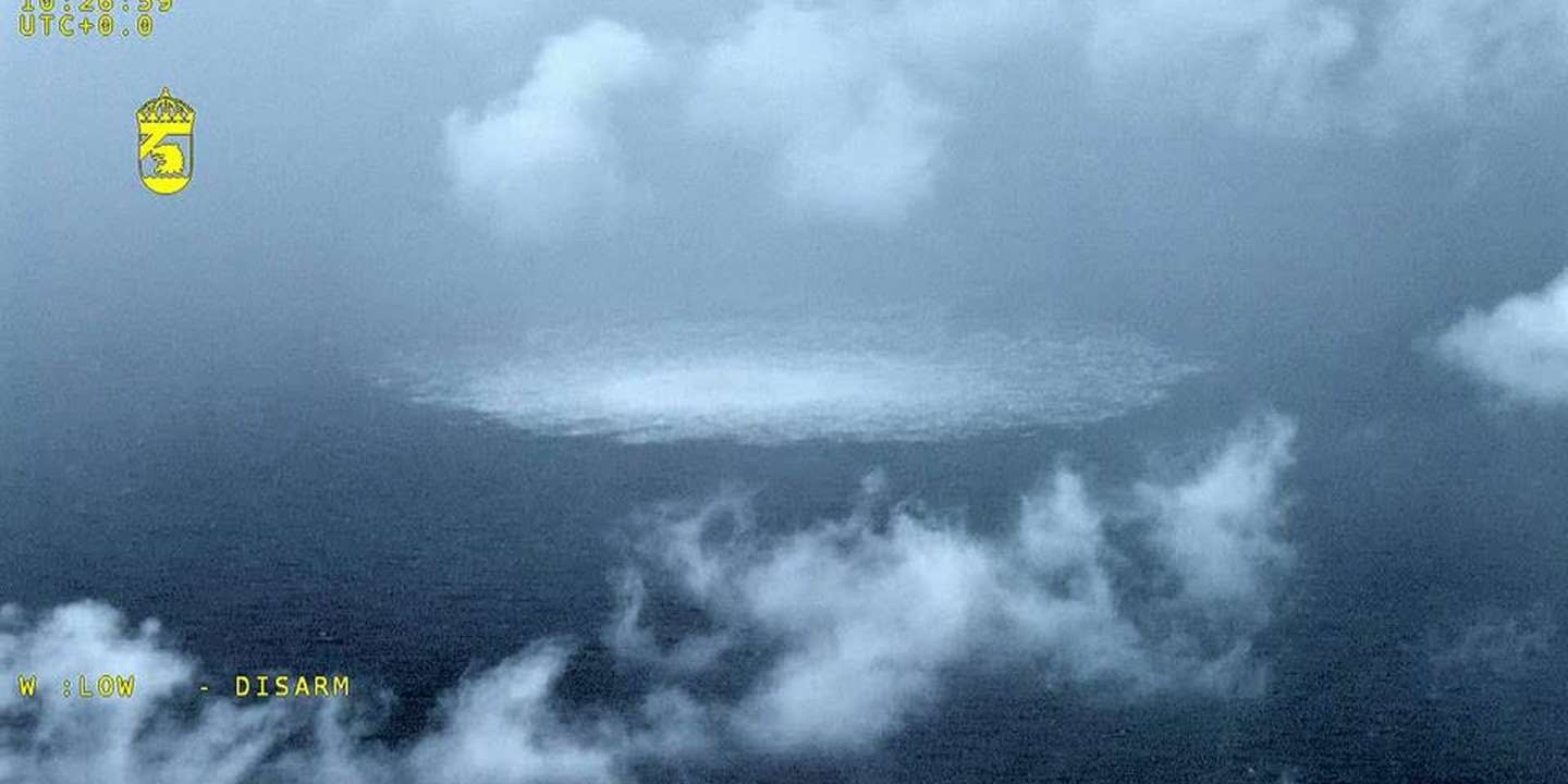Fotografia da Guarda Costeira sueca mostra a libertação de gás proveniente de uma rotura no gasoduto Nord Stream 2, no Mar Báltico, a 27 de setembro