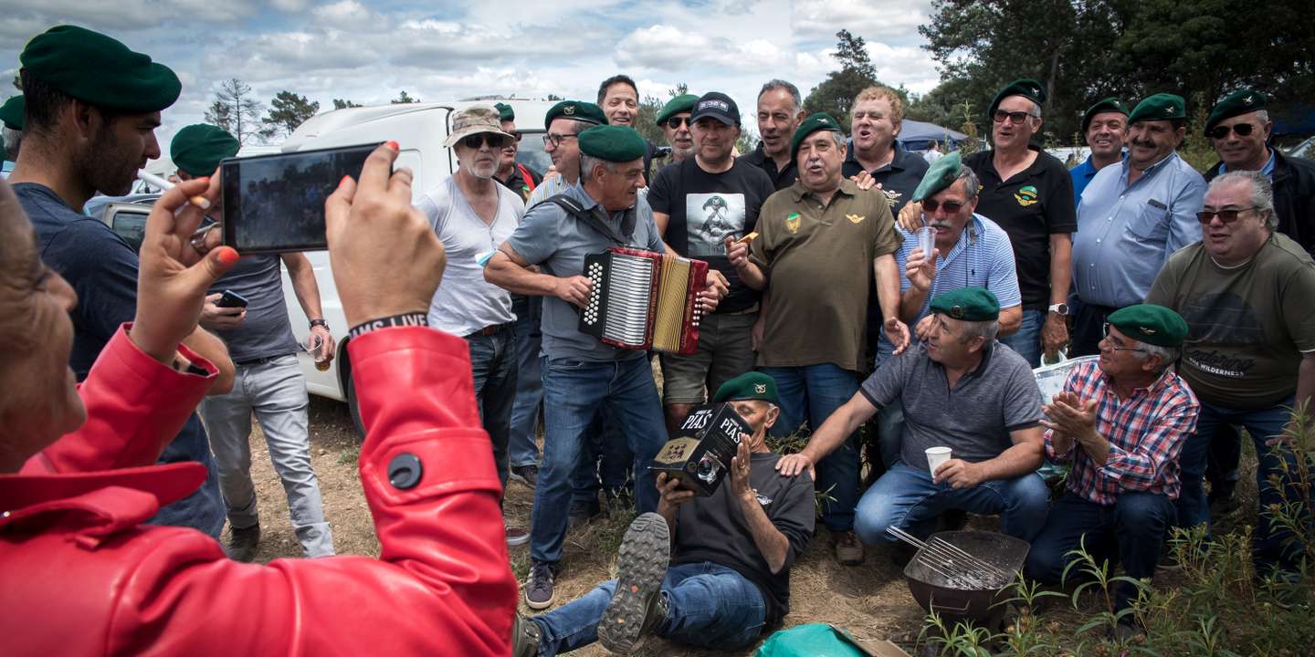 Reportagem: Dia dos Paraquedistas. Na base militar de Tancos, Vila Nova da Barquinha (Santarém), todos os anos se juntam milhares de paraquedistas de todo o país que serviram, ou servem, as forças armadas Portuguesas. Ali se reencontram, para celebrar a camaradagem, a integridade, e a lealdade que esta força especial requer, e para recordarem e reviverem juntos, os bons e maus momentos. 23 de Maio de 2022 Tancos, Santarem TOMÁS SILVA/OBSERVADOR