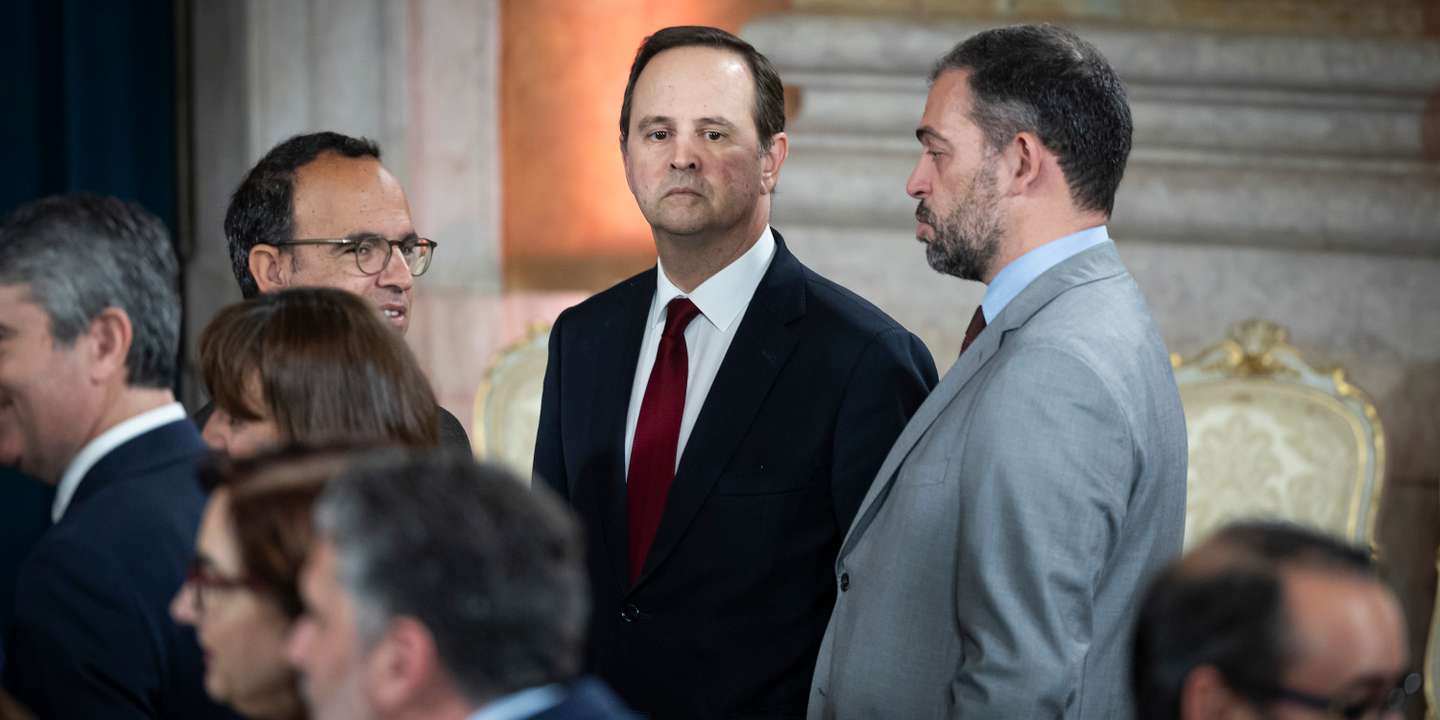 Grupo que ponderou alternativa a Carneiro mantém-se atento e esta semana fez avisos ao líder que quer ver "marcar oposição"