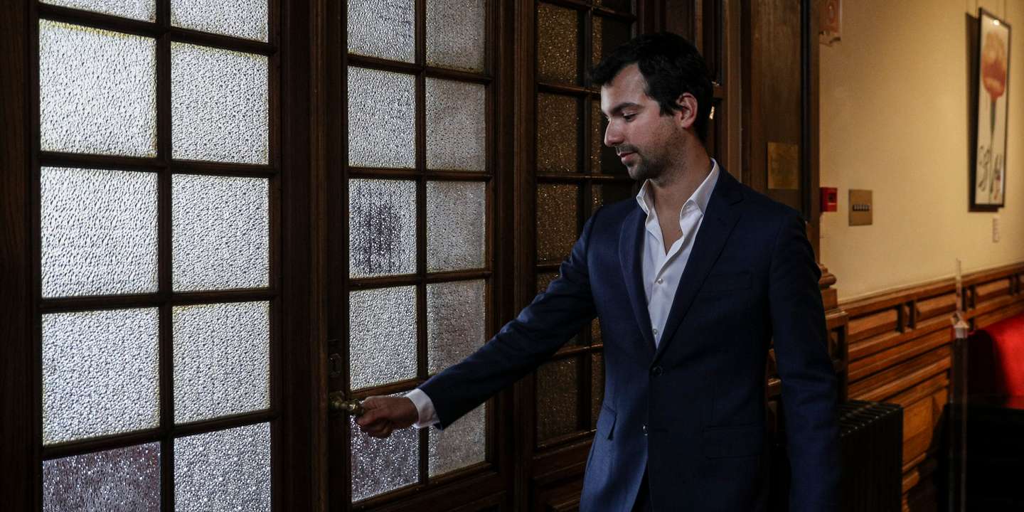 Primeiro dia dos deputados da XV Legislatura na Assembleia da República. Os deputados fazem a sua inscrição no sistema. Bernardo Blanco, deputado da Iniciativa Liberal Lisboa, 29 de Março de 2022. FILIPE AMORIM/OBSERVADOR