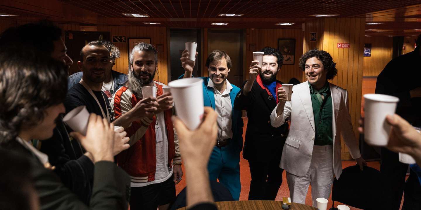 “Isto é uma família, estão todos cá sempre no coração e na vida. Que sejam dias memoráveis para todos”. Tchin-tchin, toca a entrar em cena