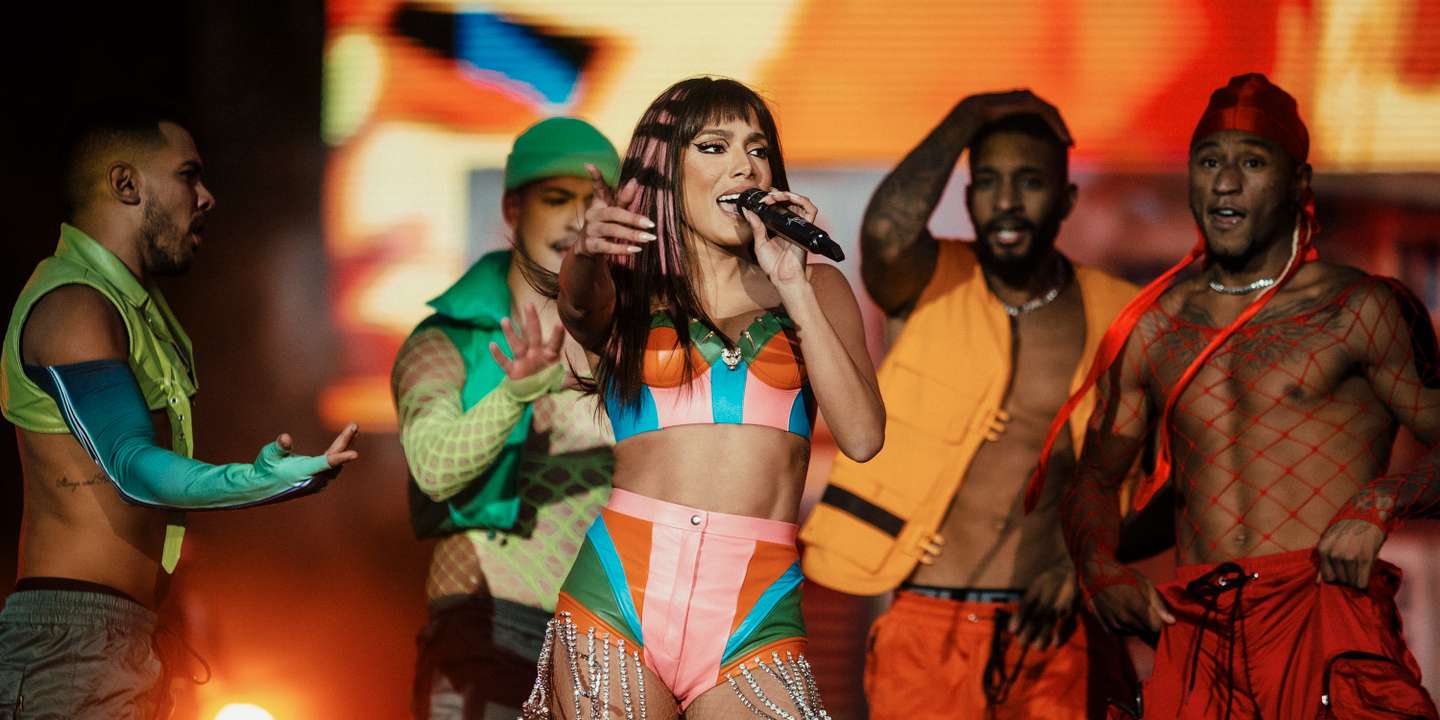 Houve uma mudança acentuada no consumo musical de há vinte anos para cá: antes as tabelas de vendas eram dominadas por rapazes (zangados ou hedonistas) de guitarras; agora são dominadas por hip-hop ou reggaeton ou funk da favela. Anitta é um dos nomes que protagoniza esta contemporaneidade