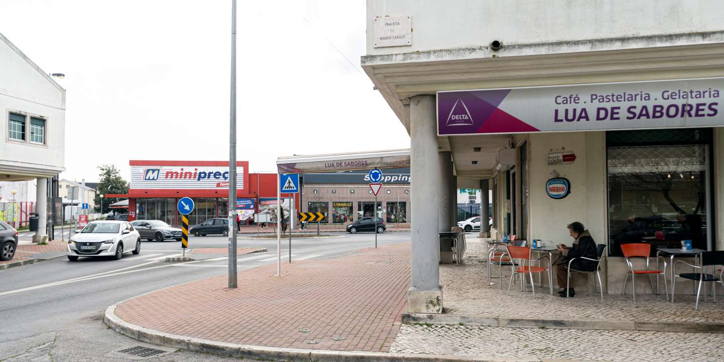 No pacato centro da Charneca da Caparica, o sismo dominou as conversas