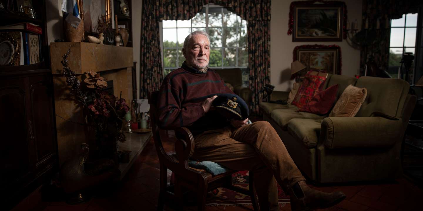 António Lobato, fotografado em janeiro de 2023 na sala de estar da casa onde vive, na zona de Sintra — 60 anos depois de ter sido feito prisioneiro pelo PAIGC