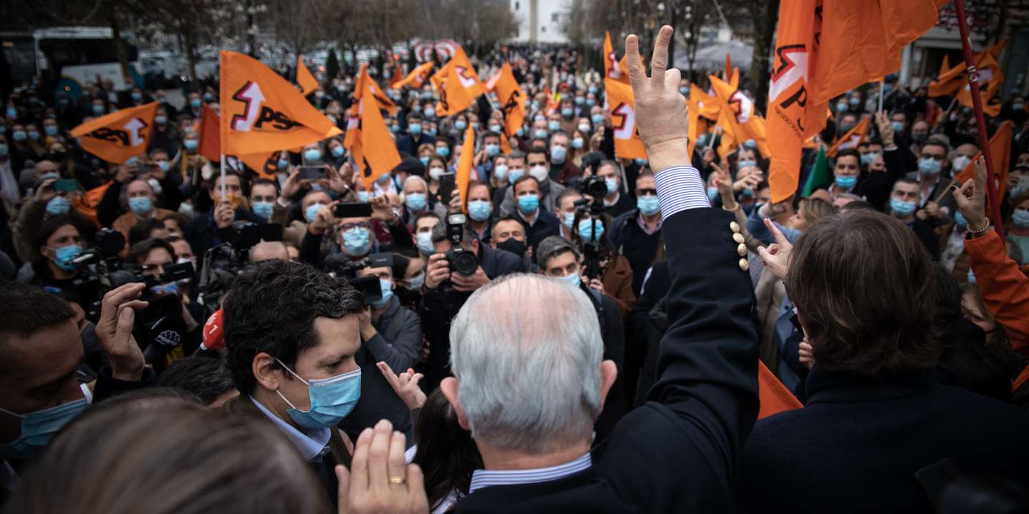 ELEIÇOES LEGISLATIVAS: Rui Rio, lider do Partido Social Democrata (PSD), durante uma arruada em Barcelos, no dia em que arrancam oficialmente os dias de campanha para as eleições legislativas que se realizaram no próximo dia 30 de Janeiro. 16 de Janeiro de 2022, Barcelos TOMÁS SILVA/OBSERVADOR