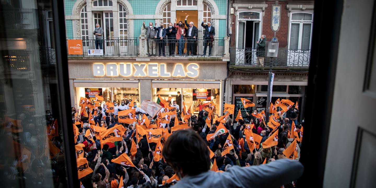 ELEIÇOES LEGISLATIVAS: Rui Rio, lider do Partido Social Democrata (PSD), desce a Rua de Santa Catarina no Porto acompanhado de centenas de apoiantes do partido. As eleições legislativas realizam-se no próximo dia 30 de Janeiro. 27 de Janeiro de 2022, Porto TOMÁS SILVA/OBSERVADOR