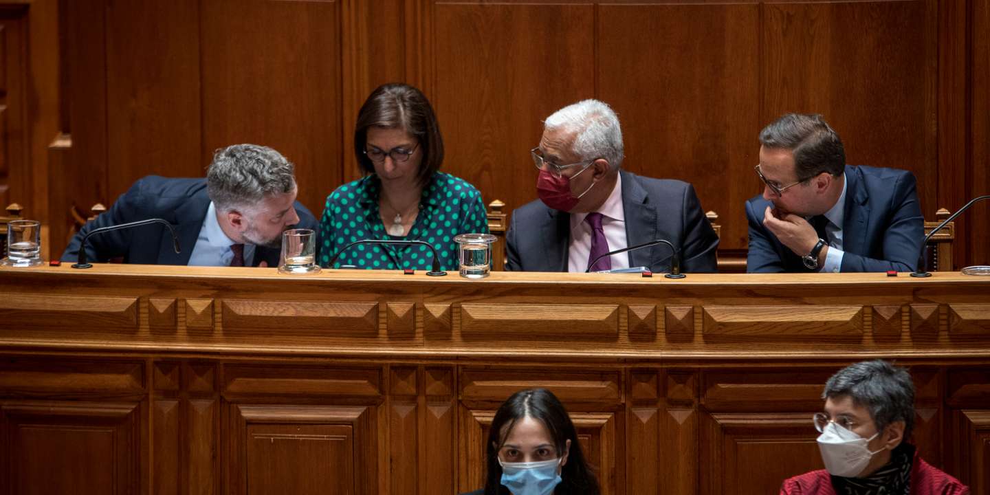 Segundo dia de debate e votação do Orçamento do Estado (OE) para 2022, na Assembleia da República. O Primeiro Ministro António Costa, o Ministro das Infrastruturas e da Habitação Pedro Nuno Santos, e Fernando Medina Ministro das Finanças Lisboa, 29 de Abril de 2022 TOMÁS SILVA/OBSERVADOR
