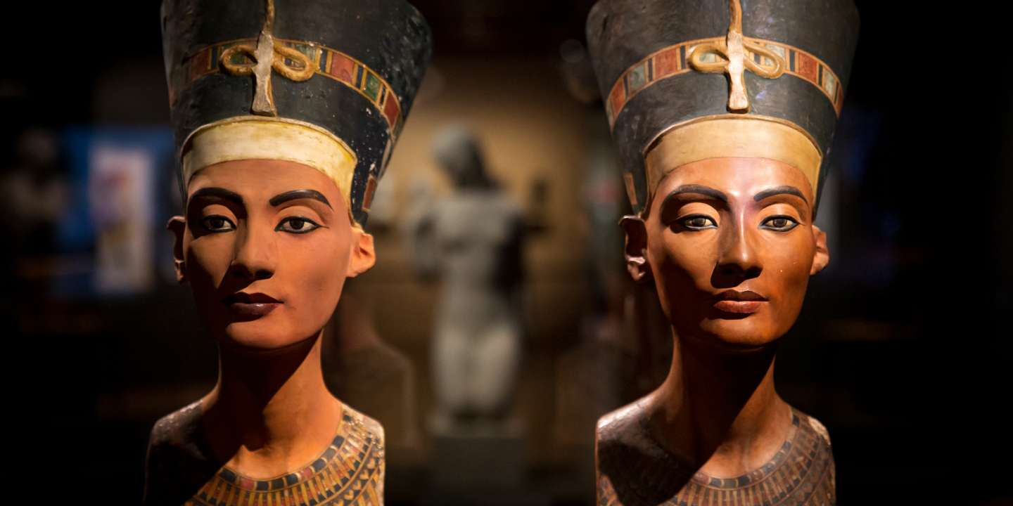 A exposição Superstar Pharaohs, no Museu Calouste Gulbenkian, expõe a figura do faraó e o papel que este desempenhava no Antigo Egipto, acompanhando a evolução do seu simbolismo pela história do mundo. A exposição estará aberta ao público de dia 25 de novembro de 2022, a 06 de março de 2023 no Museu Calouste Gulbenkian, em Lisboa. 22 de Novembro de 2022 Museu Calouste Gulbenkian, Lisboa TOMÁS SILVA/OBSERVADOR