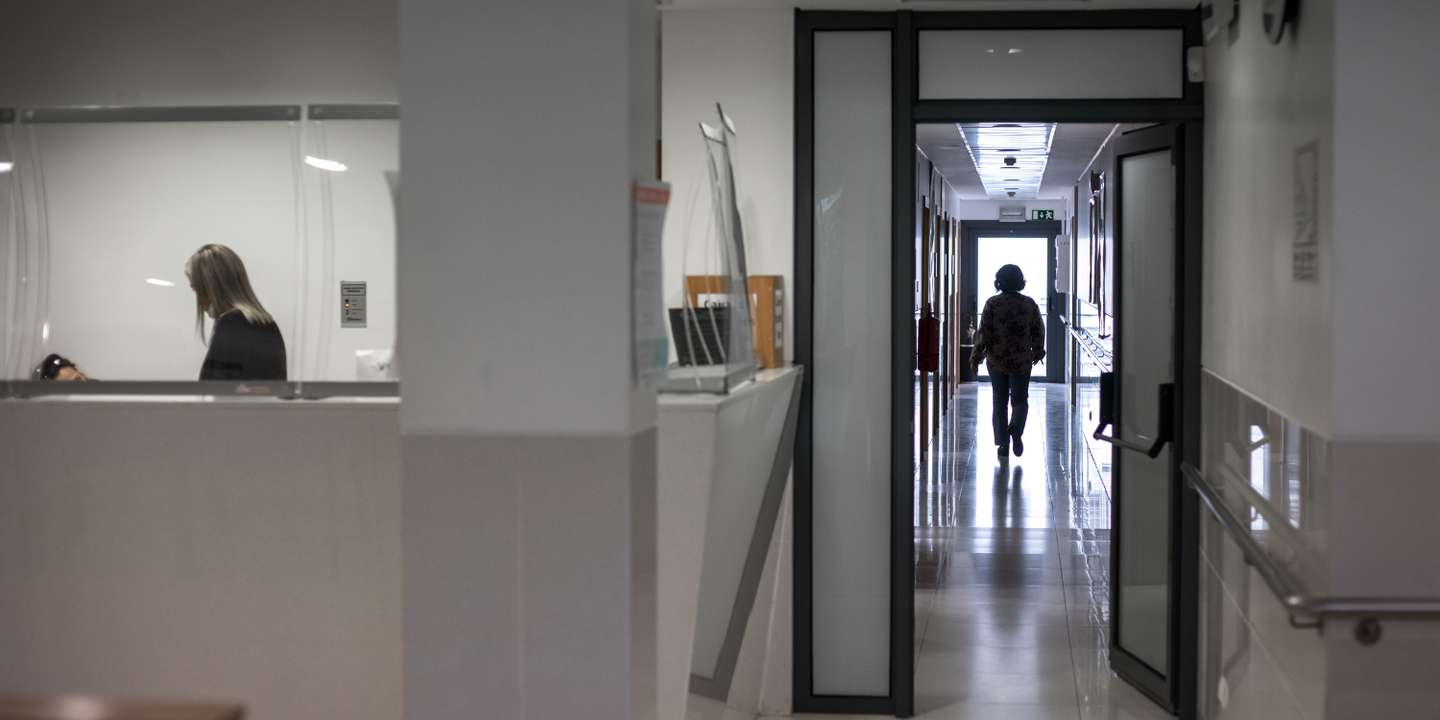 Reportagem sobre Saúde Mental: o projecto Projepsi - que engloba o hospital de Beja e 14 centros de saúde da região, é pioneiro na prevenção e tratamento da doença mental de base laboral/ocupacional. O psiquiatra Pedro Moura juntou uma equipa multidisciplinar (enfermeiras, terapeutas ocupacionais, psicóloga, etc) e desenvolveu este projecto, dos trabalhadores para os trabalhadores, que inclui prevenção da doença mental para todos os funcionários do hospital e centros de saúde. 31 de Março de 2023 Unidade de Saúde Familiar Alfabeja, Beja TOMÁS SILVA/OBSERVADOR