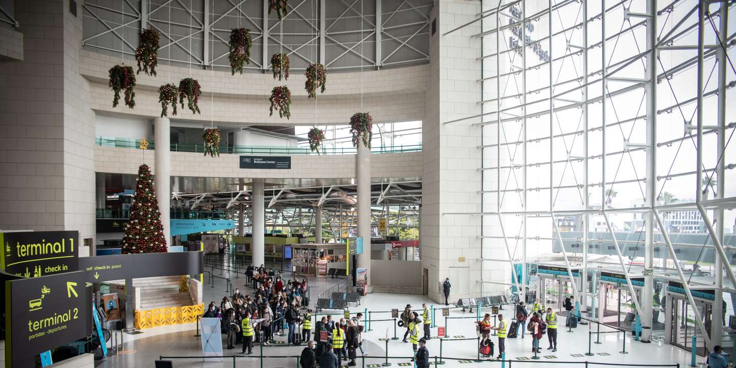 A partir do dia 1 Dezembro foi implementado em todos os aeroportos Portugueses, um novo sistema de controle, através de pulseiras, para agilizar a triagem de todos os passageiros que entram e saiam do país, de forma a existir uma maior prevenção à COVID-19. Esta medida é colocada na sequência do estado de calamidade, imposto pelo Governo. 1 de Dezembro de 2021 Aeroporto Humberto Delgado, Lisboa TOMÁS SILVA/OBSERVADOR