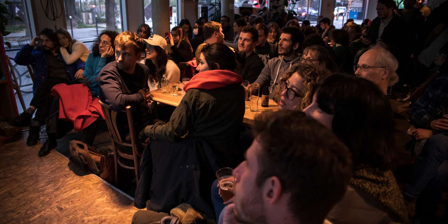Eleições Presidenciais de França: dezenas de pessoas juntaram-se num bar em Paris, Le Bar Commun, para acompanharem juntos, os reultados da primeira volta das eleições para as presidenciais de França 10 de Abril de 2022 Paris, França TOMÁS SILVA/OBSERVADOR