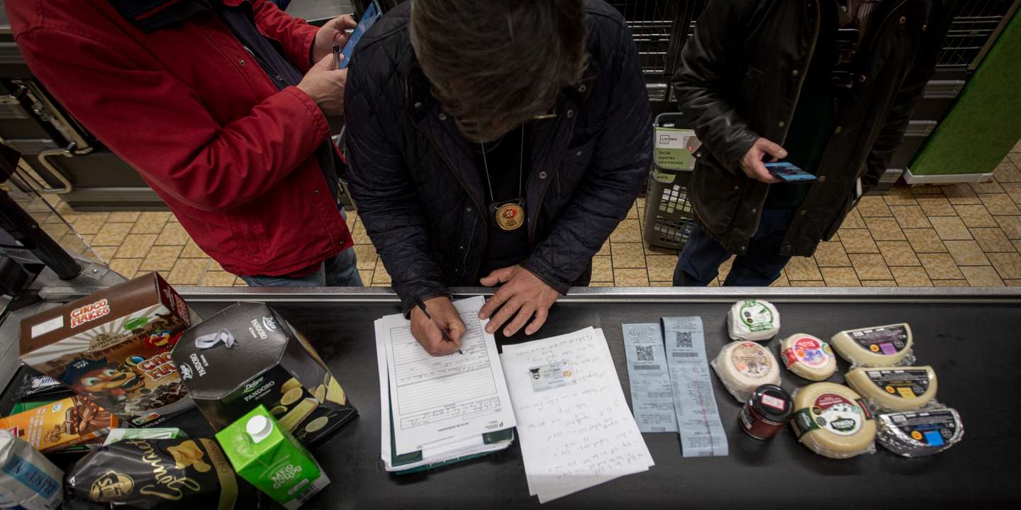 O Observador acompanhou uma equipa da ASAE, numa operação de fiscalização no Lidl de Alvalade, em Lisboa. 9 de Março de 2023 Alvalade, Lisboa TOMÁS SILVA/OBSERVADOR