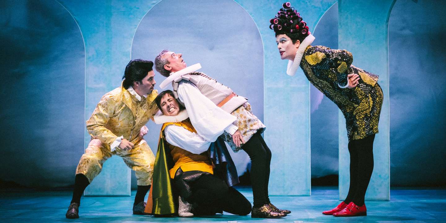 “Noite de Reis” foi também a peça que trouxe o encenador Ricardo Neves-Neves para o campo dos clássicos: uma criação pensada desde 2019, coprodução entre o Teatro da Trindade e o Teatro Eléctrico, arquitetada com respeito face ao original, mas também com traços (textuais e cénicos) que a atualizam e a transpõem para os nossos dias